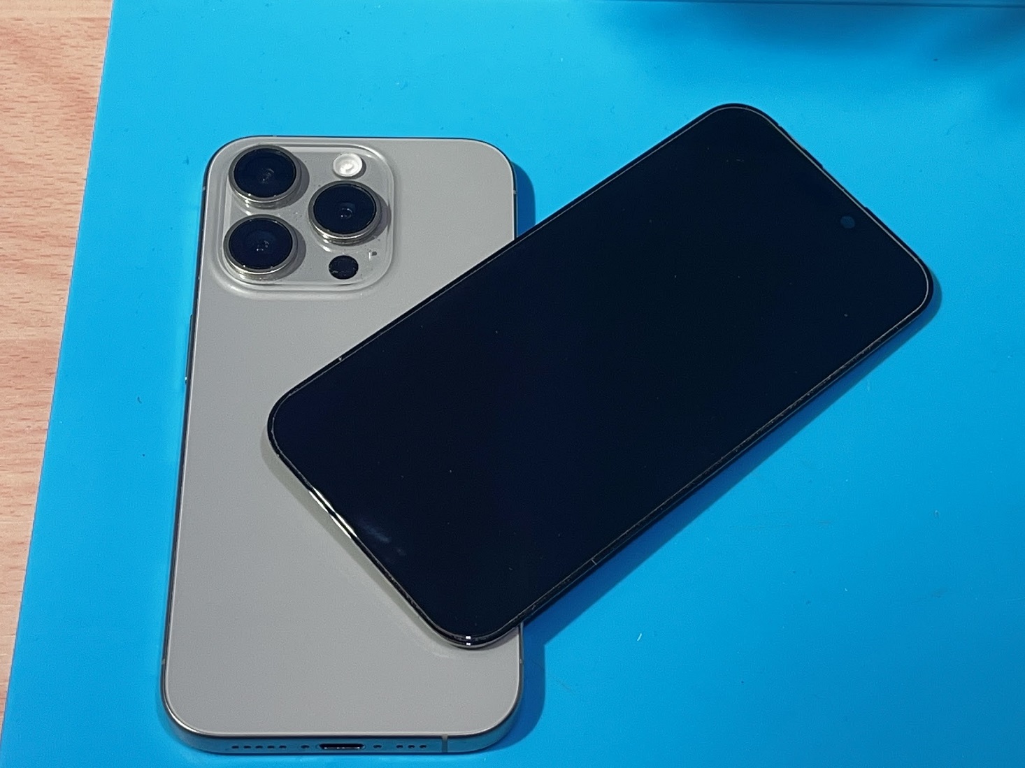 iPhone15pro(アイフォン15プロ)画面交換修理【スマホ修理工房札幌店】
